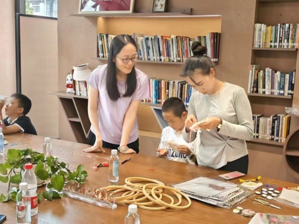 东南配资 彝绣藏书房：藏在针线里的时光