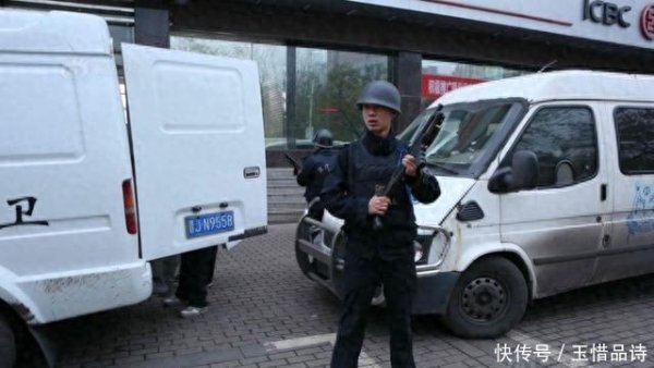 大咖配资 为何运钞员不用手枪，也不用步枪，偏选择军队都很少用的霰弹枪？