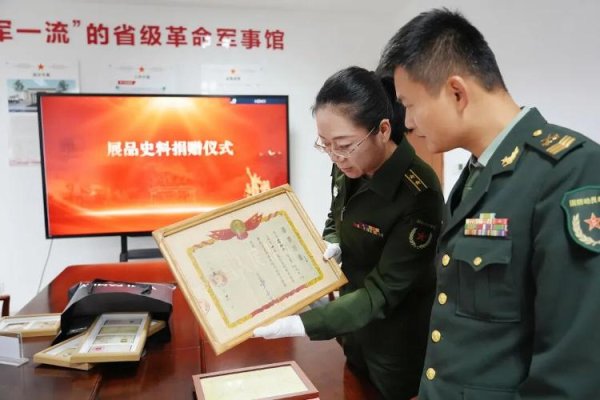 聚美策略 山东革命军事馆来了两位捐赠抗美援朝实物的客人……