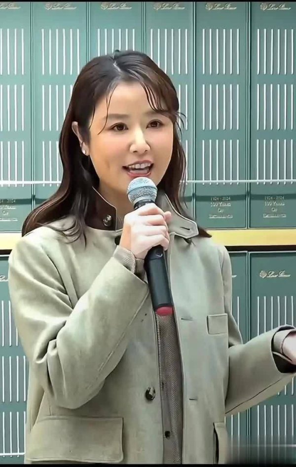 国信配资 49岁林心如增肥后美出新高度，西装阔腿裤超高级难辨认